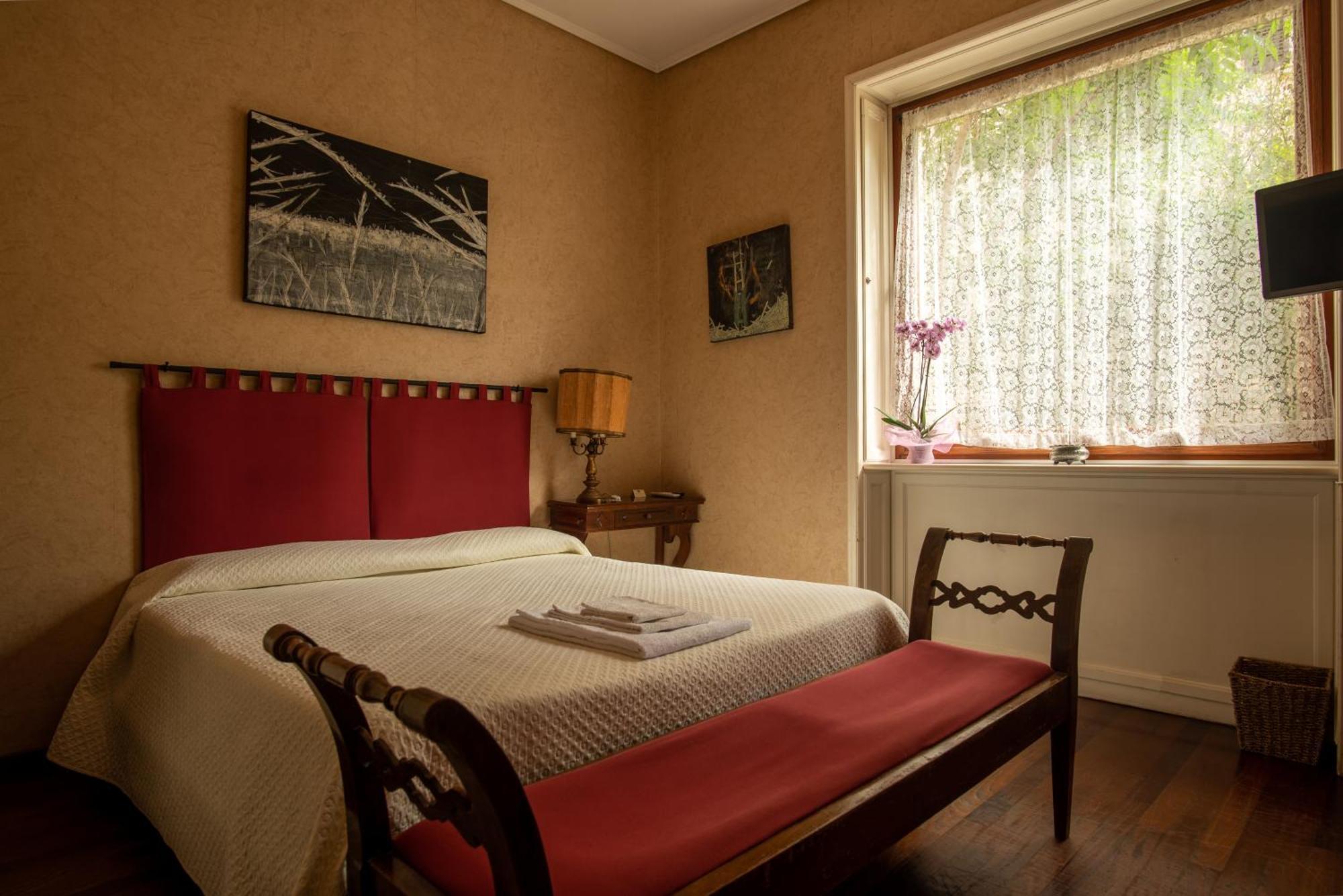 Bed and Breakfast Dei Buoni E Cattivi 2*